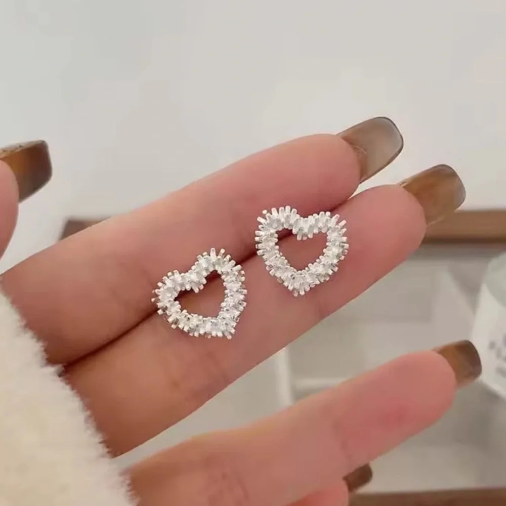 Vintage Silver Heart Stud Earrings – 2025 Trendy Geometric Wave Metal Jewelry 🤍